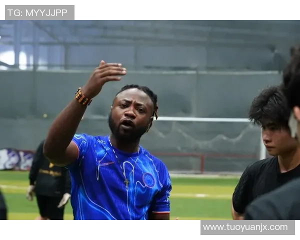 拿茶壶的足球明星如何在绿茵场上展现独特魅力与风采 拿茶壶的足球明星如何在绿茵场上展现独特魅力与风采