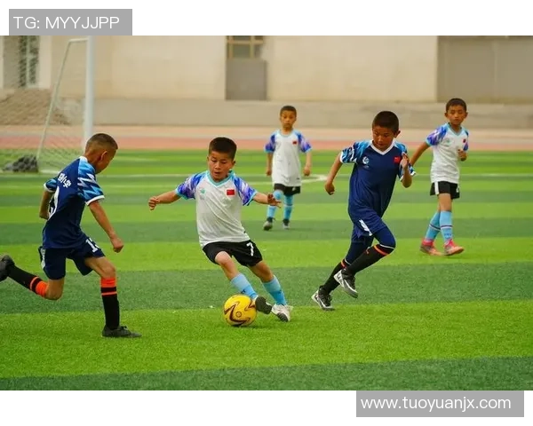 新疆小孩足球明星展现精彩动作视频引领青少年运动热潮 新疆小孩足球明星展现精彩动作视频引领青少年运动热潮