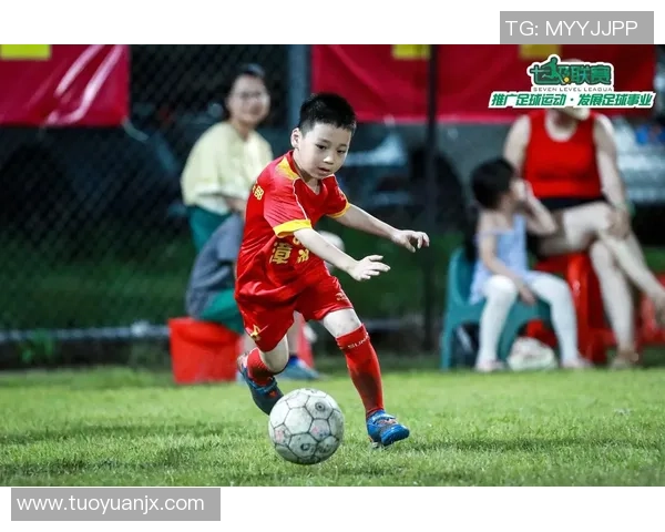 昔日足球明星退役后生活照曝光展现不同人生风貌与精彩瞬间